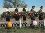 Возложение ленты памяти погибшим 